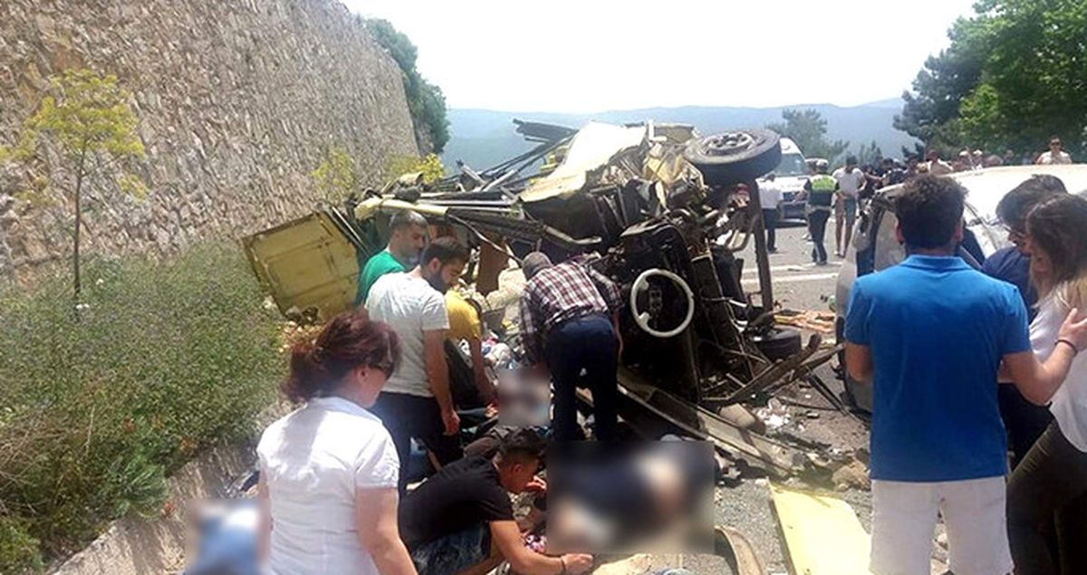 Muğla'da Uçurumdan Yuvarlanan Midibüs Alt Yoldaki Araçların Üstüne Düşmüş