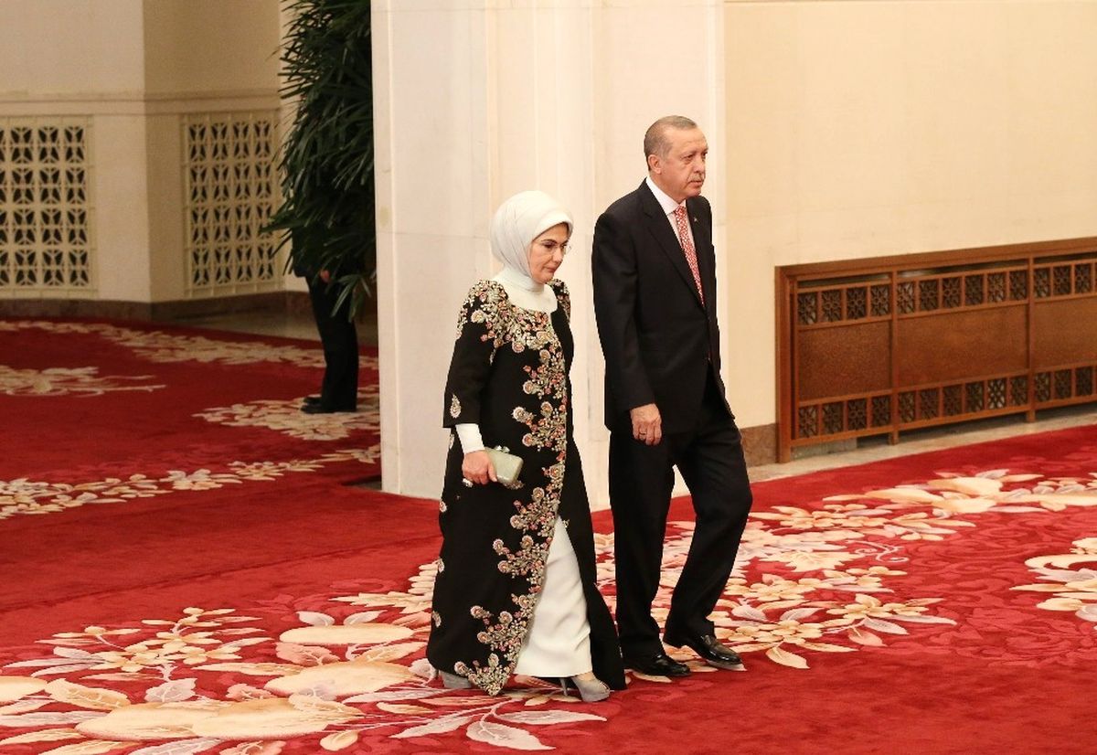 Çin'deki Akşam Yemeğine Emine Erdoğan'ın Elbisesi Damga Vurdu