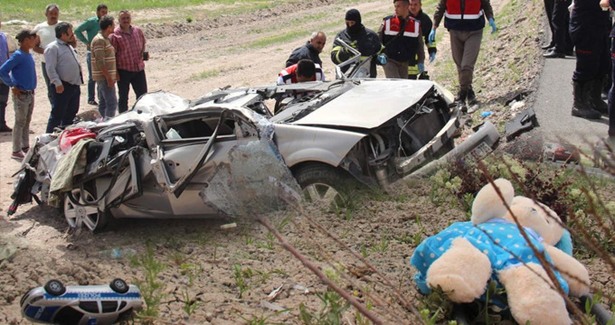 Kayseri Yolunda İki Otomobil Çarpıştı, Hediyeler Yola Savruldu: 3 Ölü