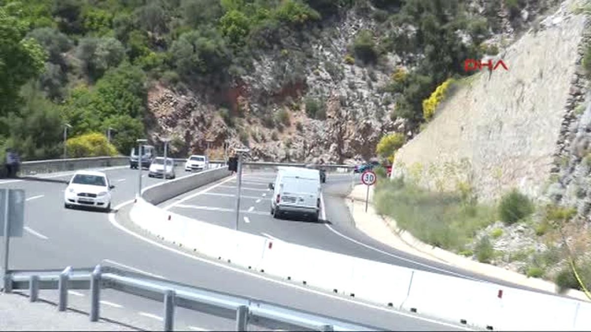Muğla Sakar Geçidi'ne Karanfil Bıraktılar