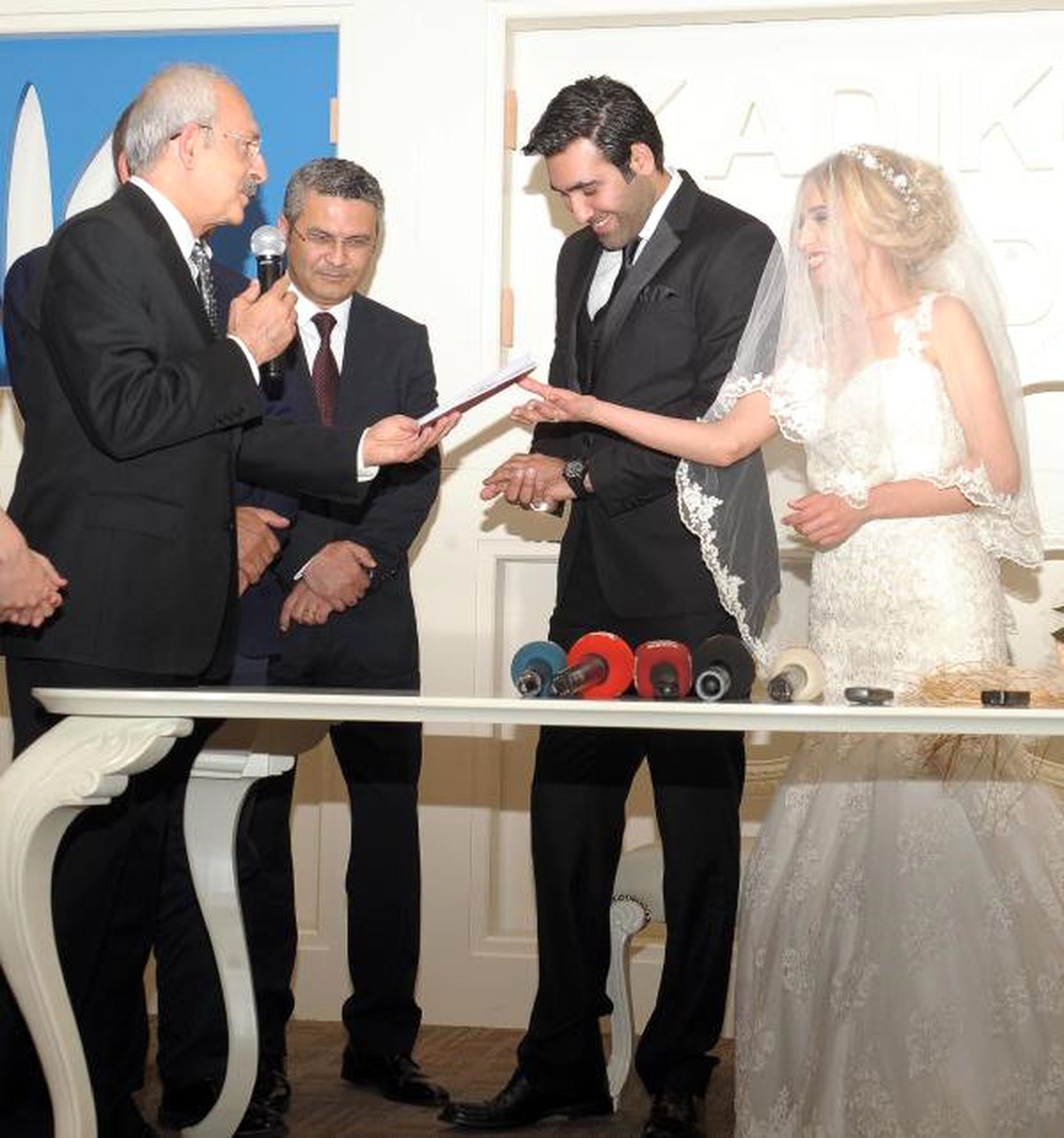 Yeniden) - Kılıçdaroğlu, Gezi Olayları'nda Yaralanan Hülya Arslan'ın Nikah Şahitliğini Yaptı...