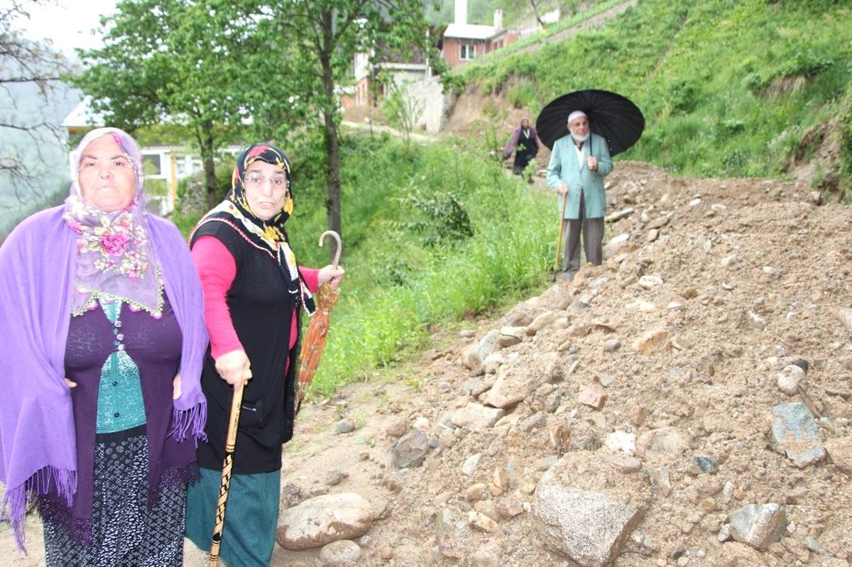 İnatçı Trabzonlu, 2 Bin TL İçin Mahalle Yolunu Ulaşıma Kapattı