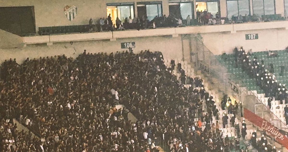 Bursa'daki Beşiktaş Deplasman Tribününde Olaylar Çıktı
