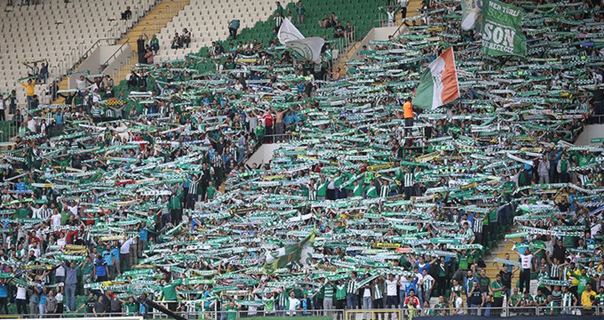 Bursaspor-Beşiktaş Maçı, Sahaya Atılan Maddeler Nedeniyle Durdu
