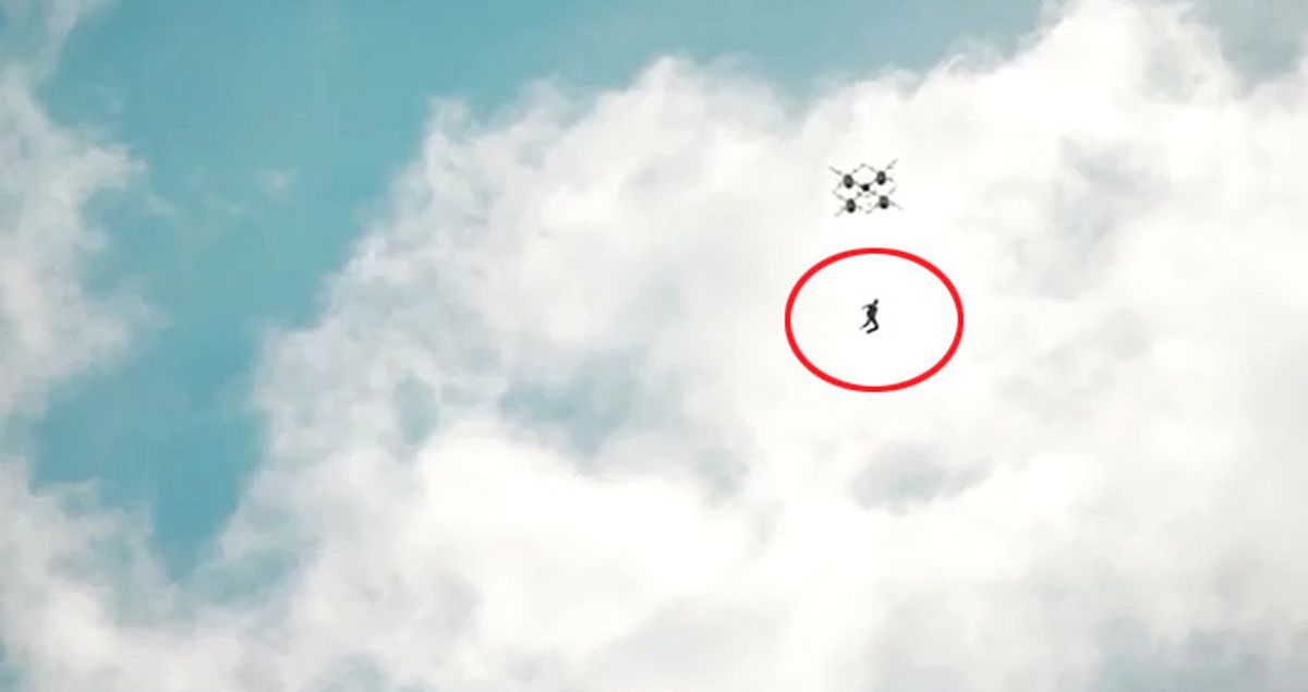 Drone'dan Paraşütle Atlayan Çılgın Adam, Bir İlke İmza Attı!