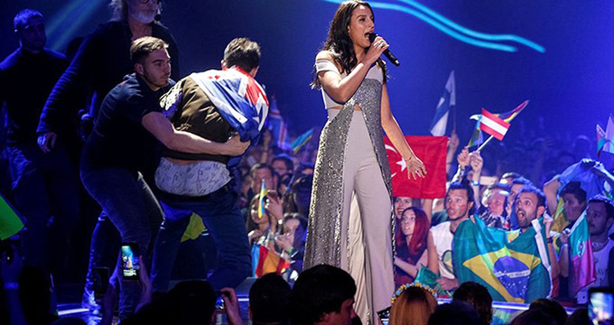 Eurovision'da İç Çamaşırını İndirmesinin Nedeni Güvenliğe Dikkat Çekmekmiş