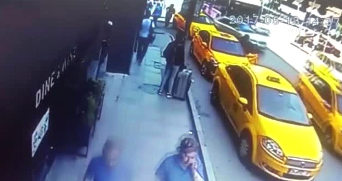 İstanbul'da Kaldırımda Yürüyen Turistin Başına Mermi İsabet Etti