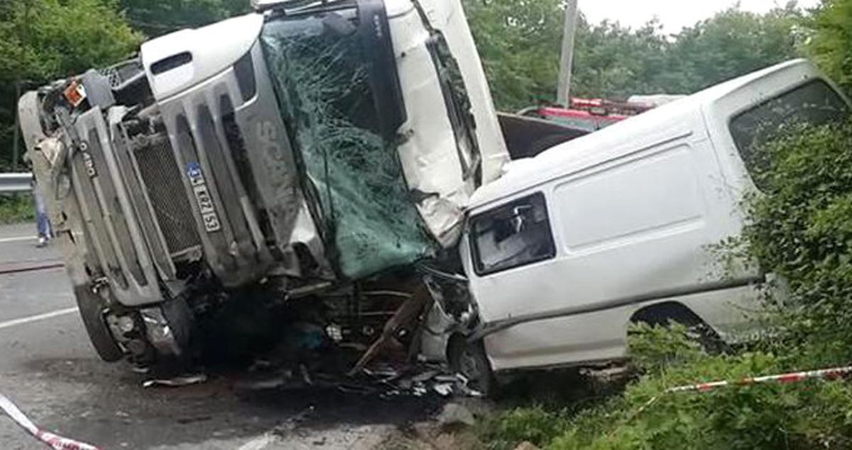 Hafriyat Kamyonu, Öğrenci Servisi ile Minibüse Çarptı: 6'sı Öğrenci 8 Yaralı