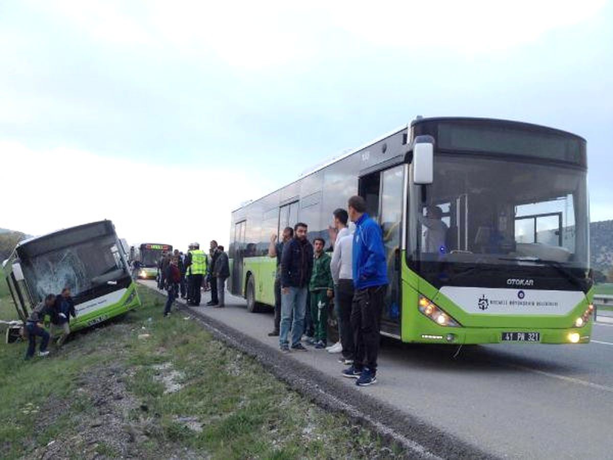 Kocaelisporlu Taraftarı Taşıyan Otobüs Kütahya'da Kaza Yaptı, Yaralanan Olmadı