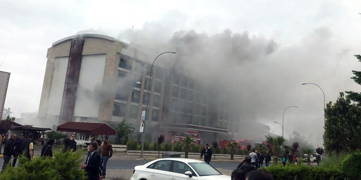 Ordu'da 7 Katlı oteldeki Yangın Söndürülmeye Çalışılıyor