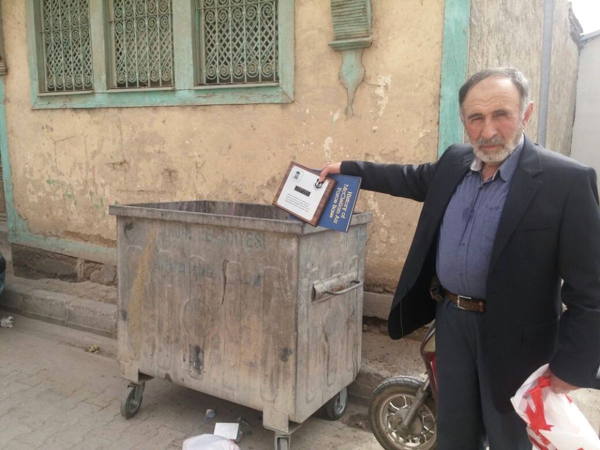 Emekli Astsubay, Aldığı Ödülleri Çöpe Atarak ABD'ye Tepki Gösterdi