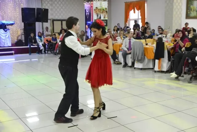 Ataç ve Zihinsel Yetersizliği Bulunan Berna'dan Salsa Ataç ve Zihinsel Yetersizliği Bulunan Berna'dan Salsa