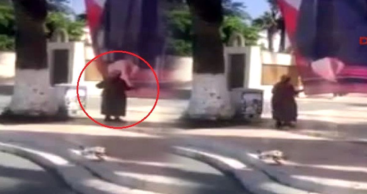 Bodrum'da Yaşlı Teyzenin Atatürk Sevgisi Duygulandırdı! Heykelini Defalarca Öptü