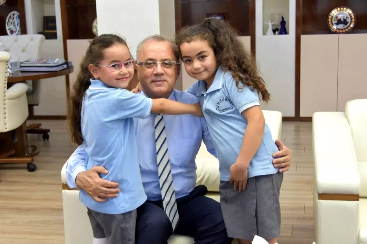 İki Minik Öğrencinin Başkan Sevgisi