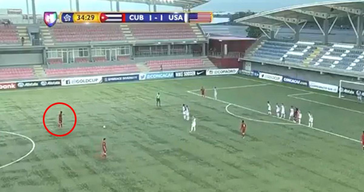 Kübalı Genç Karel Aldair'in Kullandığı Frikikte Top Stat Dışına Gitti