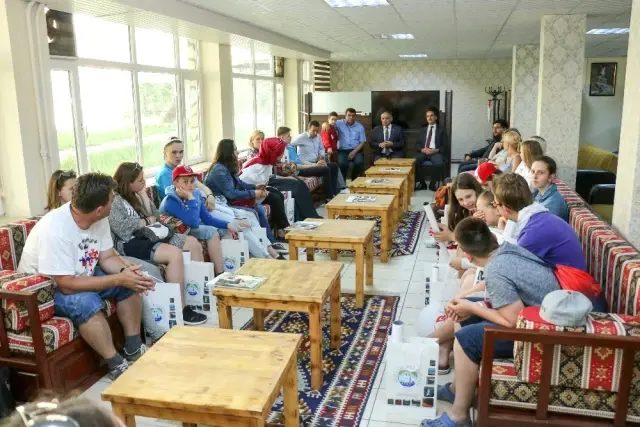 Yabancı Öğrencilerden Başkan Öztürk'e Ziyaret Yabancı Öğrencilerden Başkan Öztürk'e Ziyaret