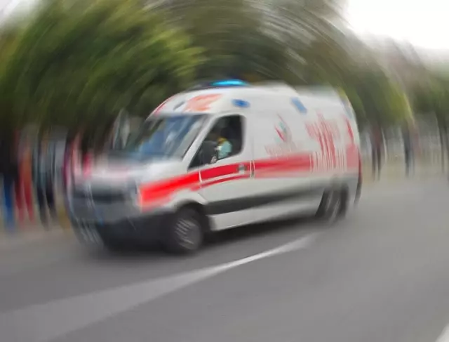 Zap Suyuna Yuvarlanan Otomobildeki 3 Kişi Kurtarıldı