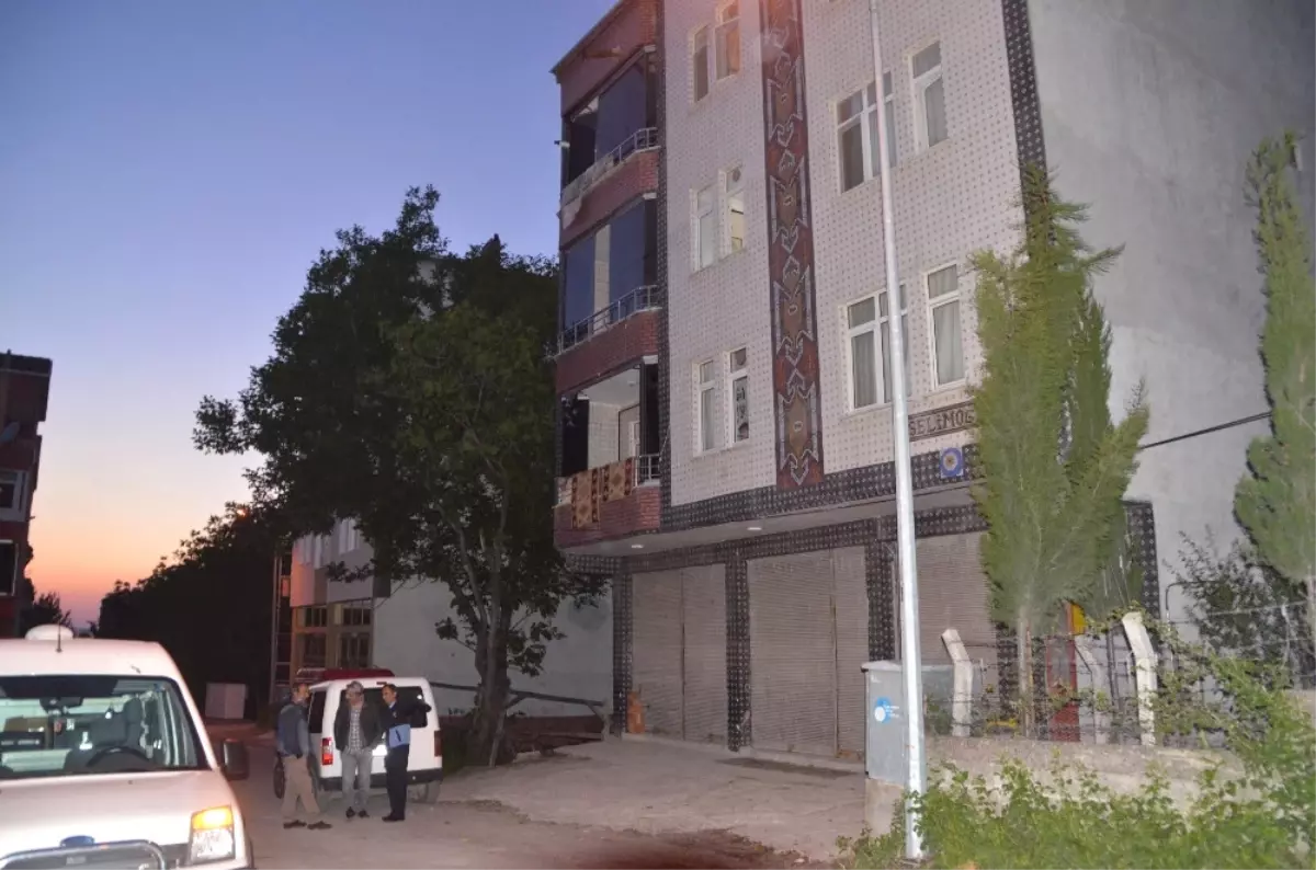 3. Kattan Düşen Kadını Saçlarından Yakaladı 3. Kattan Düşen Kadını Saçlarından Yakaladı