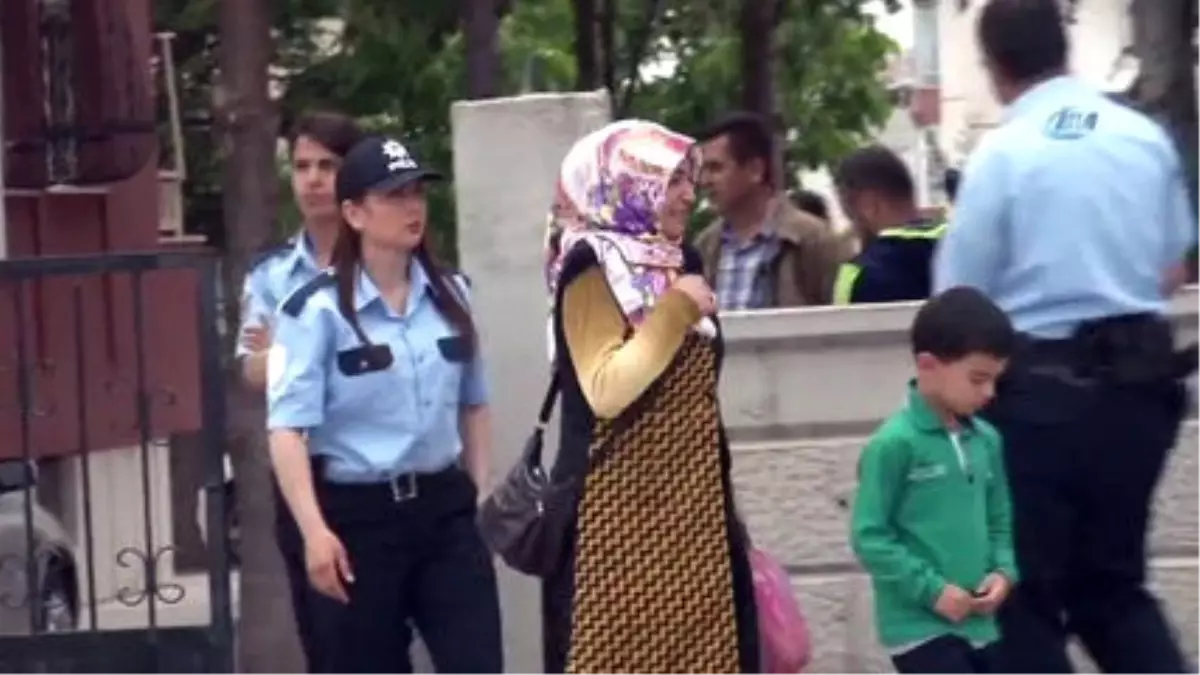 3 Kişi Evde Tüfekle Vurulmuş Halde Bulundu