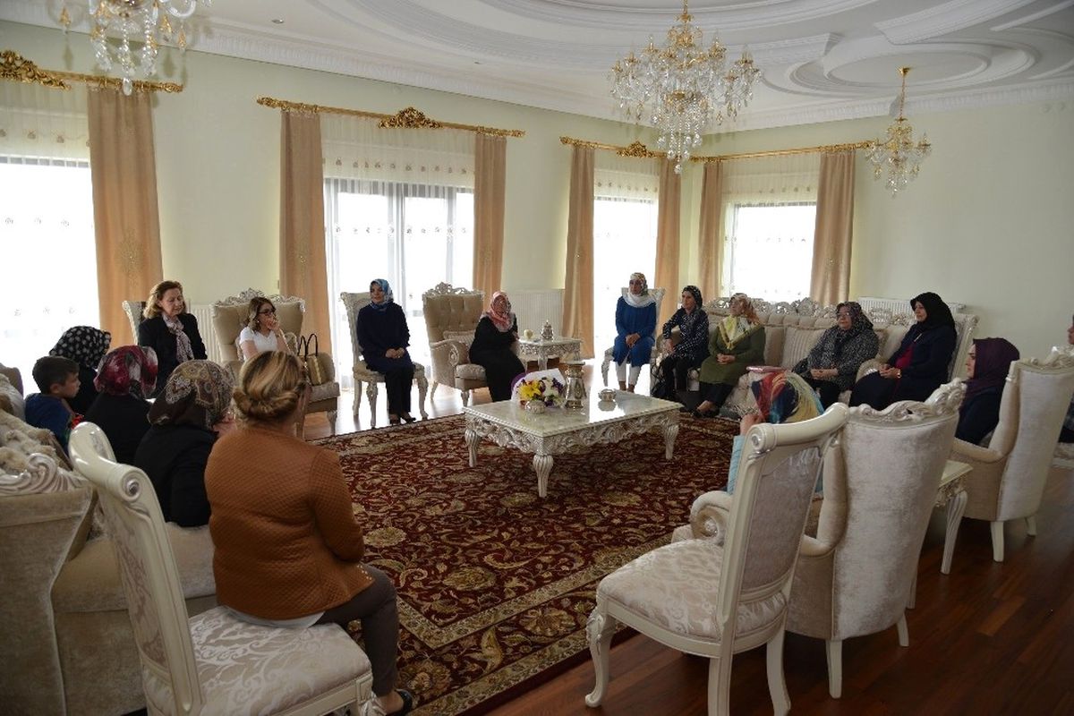 Vali Necati Şentürk'ün Eşi Sevim Şentürk, Şehit Ailelerini Ağırladı
