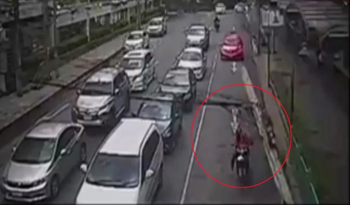 Tayland'da Korkunç Kaza: Elektrik Direği Motosikletlinin Üstüne Düştü