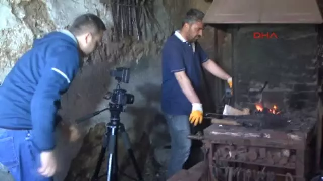 Muş Demirciliğin Belgeselini Çektiler Muş Demirciliğin Belgeselini Çektiler
