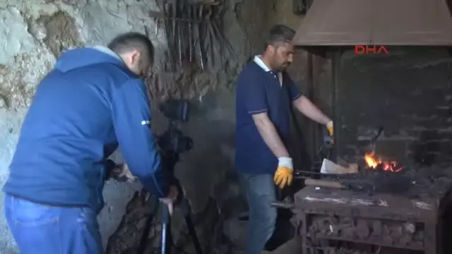 Muş Demirciliğin Belgeselini Çektiler Muş Demirciliğin Belgeselini Çektiler