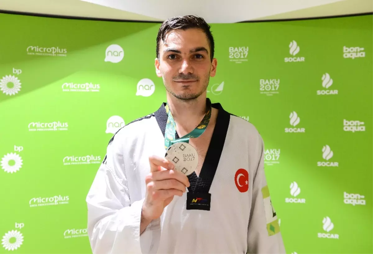 Nur Tatar ve Nafia Kuş'tan Altın Madalya