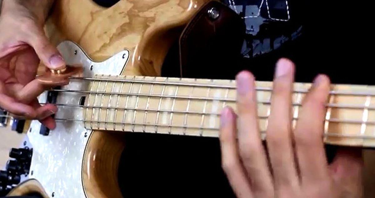 Stres Çarkıyla Bas Gitar Çalan Adam İzleyenleri Şaşırtıyor!