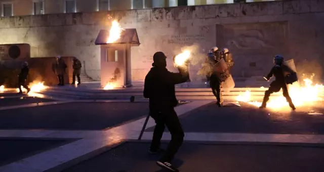 Yunanistan'da Memur ve Özel Sektör Çalışanları Meclisi Basıp Polise Molotoflarla Saldırdı