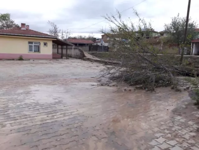 Ankara'da Şiddetli Yağmur Hayatı Olumsuz Etkiledi