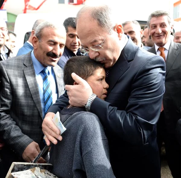 Bakan Akdağ'dan, Valinin Ayakkabı Boyattığı Çocuğa 100 Lira Harçlık