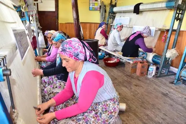 Demirci'nin 200 Yıllık Geçim Kaynağı ; Halıcılık