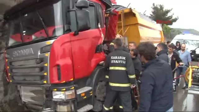 Karabük'te Minibüs Tır'a Çarptı: 5 Yaralı