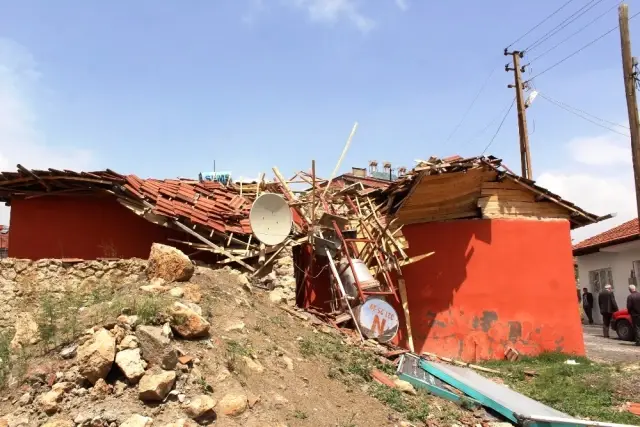 Malatya'da Evlerin Çatısına Yıldırım Düştü