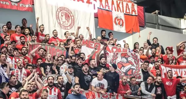 Olympiakos'lu Taraftarlar, Rakip Takımın Hocasına