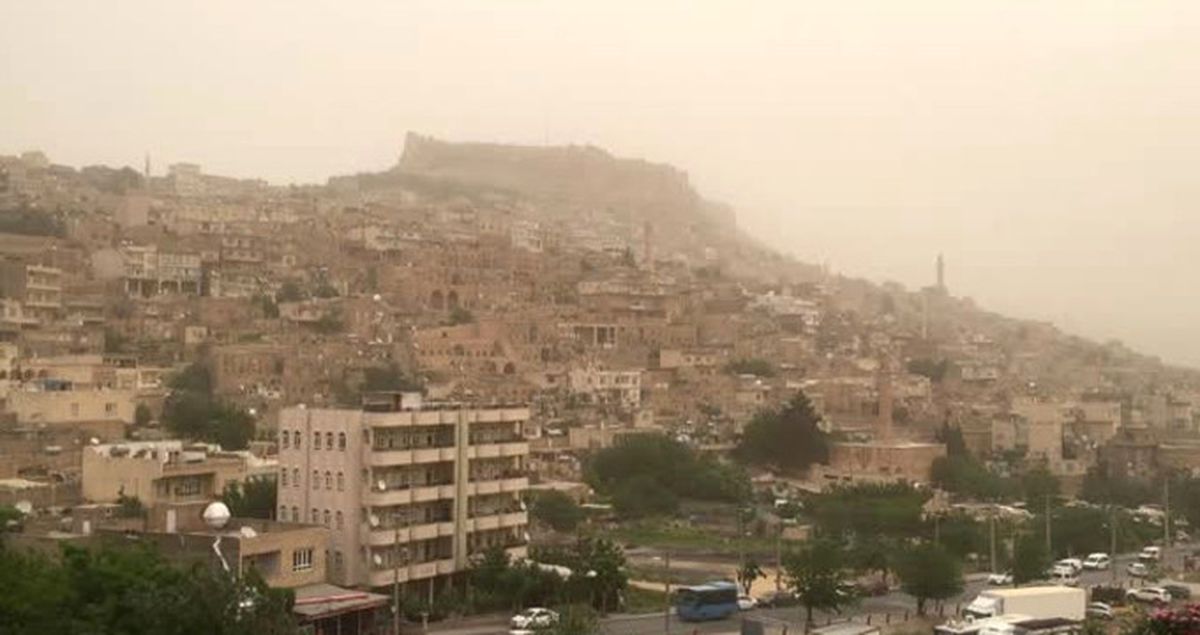 Mardin'de Havadaki Toz Bulutları Nedeniyle Yetkililer 'Dışarı Çıkmayın' Uyarısı Yaptı