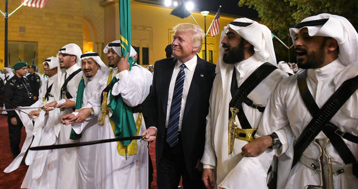 ABD Başkanı Trump Suudi Arabistan'da Eline Kılıcı Alıp Dans Etti