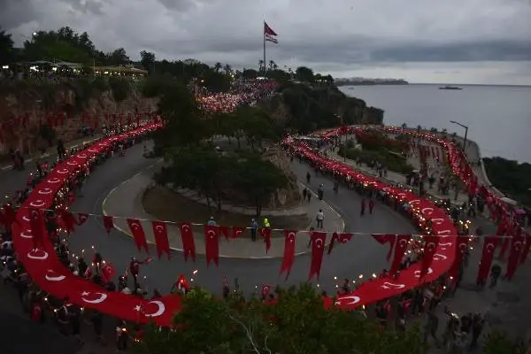Antalya'da On Binler Yürüdü