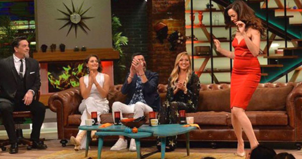 Azra Akın, Dar Straplez Elbisesiyle Salsa Yapıp Beyaz Show'a Damgasını Vurdu