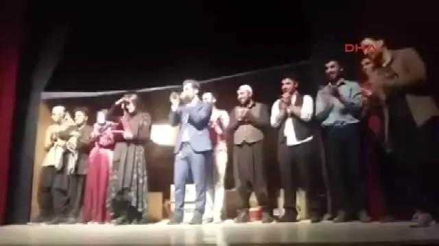 Bitlis Tiyatro Sahnesinde Sürpriz Evlenme Teklifi Bitlis Tiyatro Sahnesinde Sürpriz Evlenme Teklifi