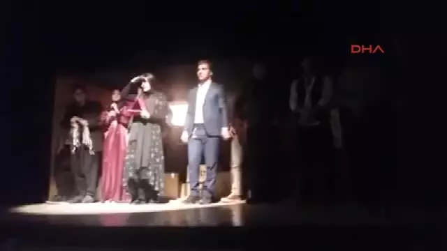 Bitlis Tiyatro Sahnesinde Sürpriz Evlenme Teklifi Bitlis Tiyatro Sahnesinde Sürpriz Evlenme Teklifi