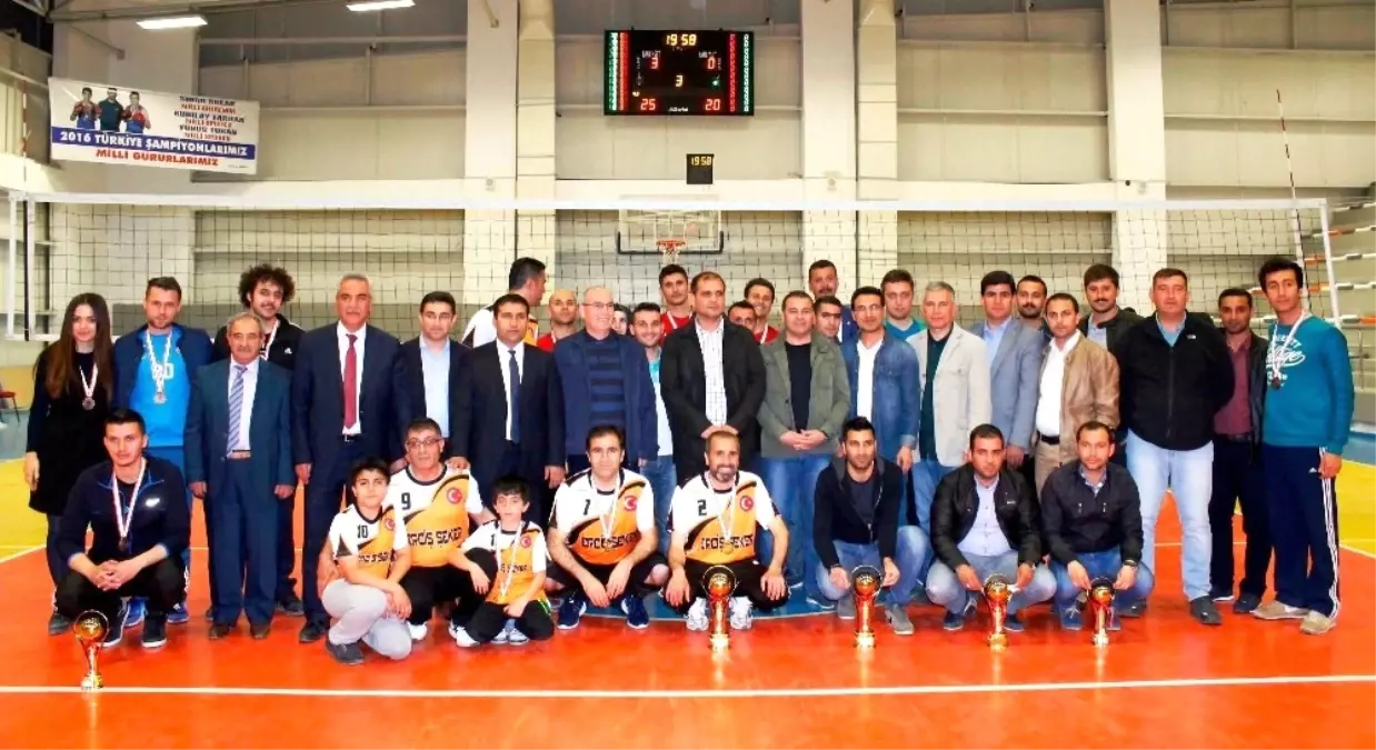 Erciş'te Kaymakamlık Kupası Sahiplerini Buldu