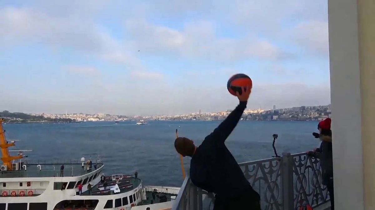 How Ridiculous Ekibi, Kız Kulesi'nden Vapura Basket Atmayı Başardı