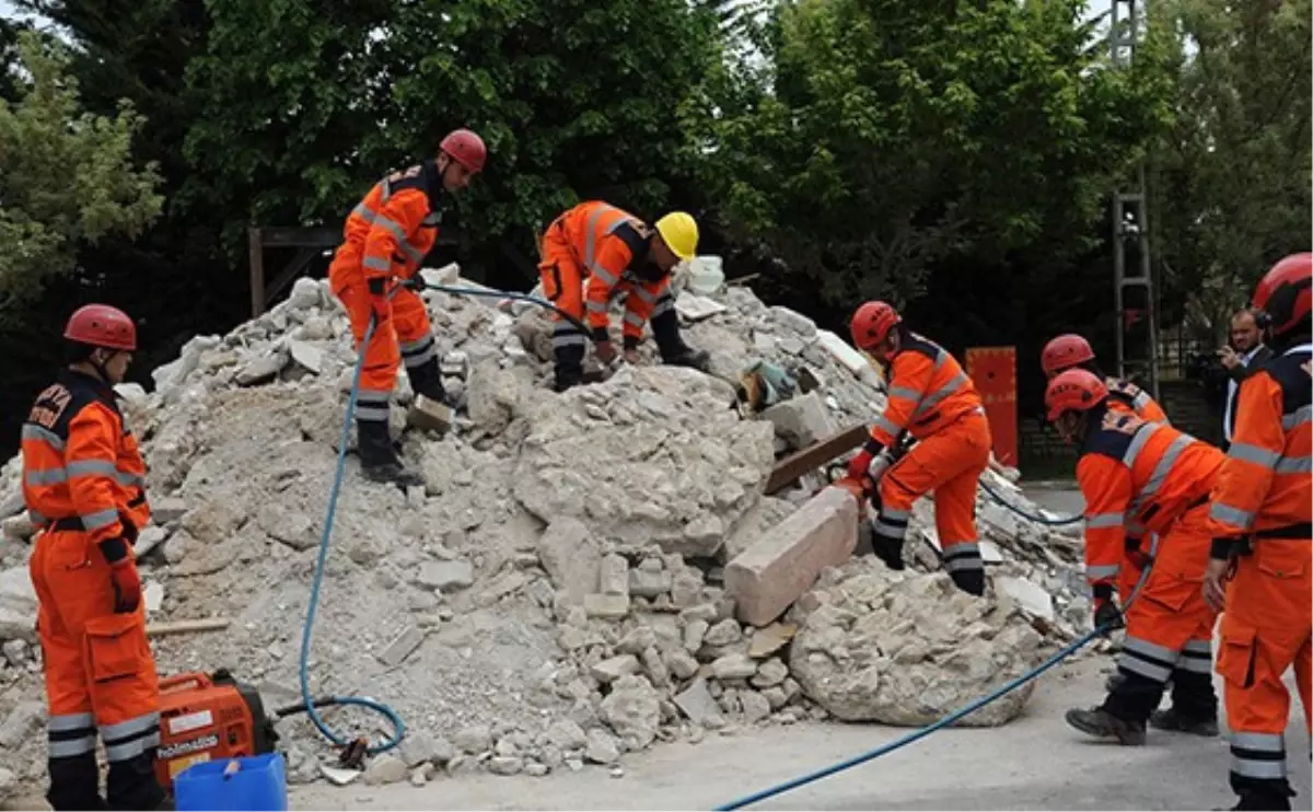 İtfaiyede Mesleki Yeterlilik İçin Yapılan Tatbikat Soluk Kesti