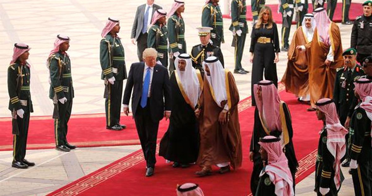 Riyad'a İnen ABD Başkanı Trump Eşini Arkada Bırakıp Önden Yürüdü