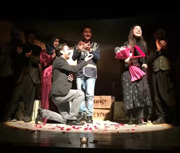 Tiyatro Sahnesinde Sürpriz Evlenme Teklifi Tiyatro Sahnesinde Sürpriz Evlenme Teklifi