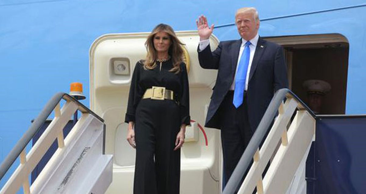 Trump'ın Arabistan Ziyaretinde First Lady'nin Simsiyah Kıyafeti Dikkatlerden Kaçmadı