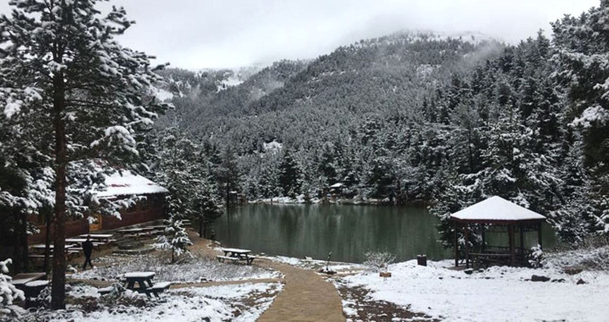 Baharda Yağan Kar, Gümüşhane ile Van'ı Beyaza Bürüdü, Araçlar Mahsur Kaldı