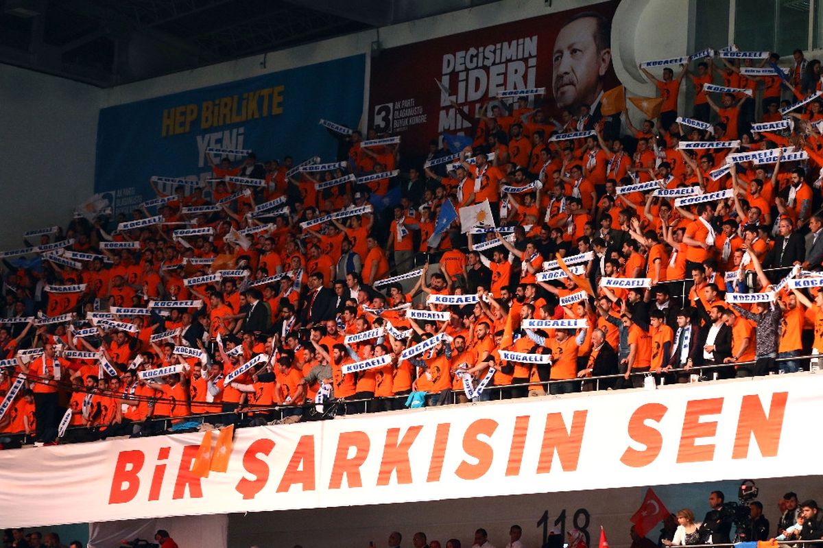 AK Parti 3. Olağanüstü Kongresi'nde Partililere Erdoğan Belgeseli İzletildi